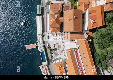 Vista aerea della cerimonia di nozze sul mare tra i tetti storici di Perast, Montenegro Foto Stock