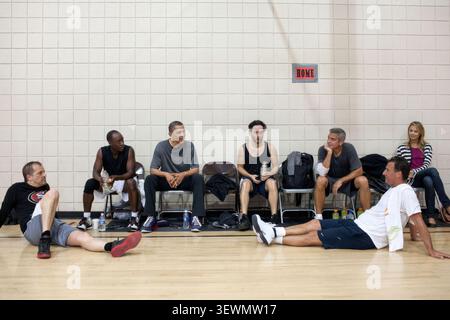 L'11 maggio 2012 'dopo un po' di basket mattutino a Los Angeles, il presidente parla con i giocatori che includevano gli attori Don Cheadle, Tobey Maguire e George Clooney, insieme a due degli amici di lunga data di Clooney. Anche Stacy Keibler è sulla destra." (Foto ufficiale della Casa Bianca di Pete Souza) questa fotografia ufficiale della Casa Bianca è resa disponibile solo per la pubblicazione da parte delle agenzie di stampa e/o per uso personale per la stampa da parte del soggetto o dei soggetti della fotografia. La fotografia non può essere manipolata in alcun modo e non può essere utilizzata in materiale commerciale o politico, pubblicità, e-mail, Foto Stock