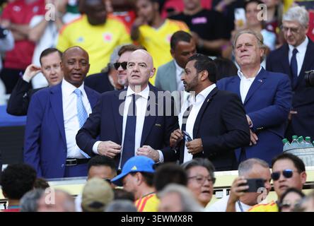 Miami, Stati Uniti. 27 giugno 2026. Il presidente della FIFA Gianni Infantino (C) è visto nelle tribune prima della partita del gruppo K tra Colombia e Portogallo alla Coppa del mondo FIFA 2026 al Miami Stadium di Miami, negli Stati Uniti, il 27 giugno 2026. Crediti: Xu Zijian/Xinhua/Alamy Live News Foto Stock