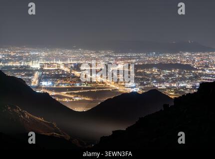 Un'ampia vista panoramica della città illuminata di Madinah di notte vista dal punto panoramico di Jabal Uhud in Arabia Saudita Foto Stock