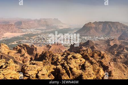 Vista panoramica di al Ula, Arabia Saudita, da Harrat Viewpoint, che mostra la valle del deserto, le montagne di arenaria e le oasi di palme. Foto Stock