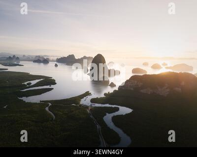 Vista aerea del punto panoramico di Samet Nangshe con rocce carsiche calcaree nella baia di Phang Nga circondata da lussureggianti mangrovie all'alba a Tambon Khlong Khian, Chang Wa Foto Stock