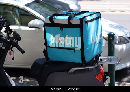 Borsa di consegna blu Wolt su un sedile di una moto parcheggiata sulla strada a Budapest, Ungheria Foto Stock