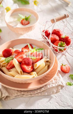 Pasta fresca e gustosa con yogurt e frutti di bosco. Piatto al torneo di Wimbledon. Foto Stock