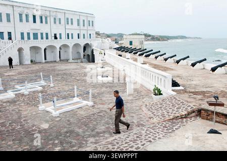Il presidente Barack Obama attraversa il cortile del castello di Cape Coast dopo aver visitato la storica fortezza con la sua famiglia a Cape Coast, Ghana, l'11 luglio 2009 Foto Stock