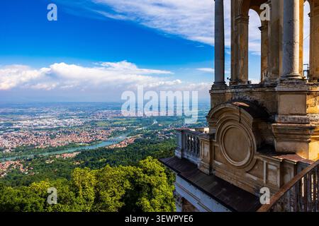 Vista panoramica della città di Torino e delle Alpi dalla cupola della Basilica di Superga Foto Stock