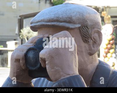 Paesi Bassi, Valkenburg - gli "Alltagsmenschen" o "persone di tutti i giorni" sono sculture in cemento a grandezza naturale di persone in situazioni quotidiane, create da germi Foto Stock