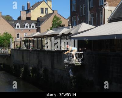 Paesi Bassi, Valkenburg - gli "Alltagsmenschen" o "persone di tutti i giorni" sono sculture in cemento a grandezza naturale di persone in situazioni quotidiane, create da germi Foto Stock