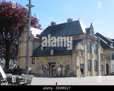 Paesi Bassi, Valkenburg - gli "Alltagsmenschen" o "persone di tutti i giorni" sono sculture in cemento a grandezza naturale di persone in situazioni quotidiane, create da germi Foto Stock