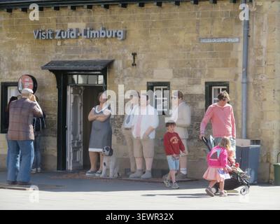 Paesi Bassi, Valkenburg - gli "Alltagsmenschen" o "persone di tutti i giorni" sono sculture in cemento a grandezza naturale di persone in situazioni quotidiane, create da germi Foto Stock