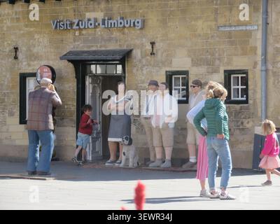 Paesi Bassi, Valkenburg - gli "Alltagsmenschen" o "persone di tutti i giorni" sono sculture in cemento a grandezza naturale di persone in situazioni quotidiane, create da germi Foto Stock
