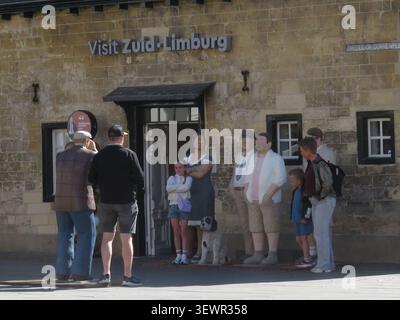 Paesi Bassi, Valkenburg - gli "Alltagsmenschen" o "persone di tutti i giorni" sono sculture in cemento a grandezza naturale di persone in situazioni quotidiane, create da germi Foto Stock
