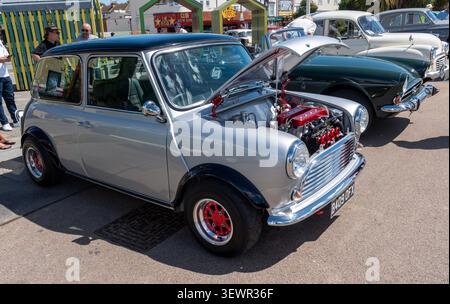 Una Classic Mini 25th Anniversary Edition presso le Classic Cars sul Southend sul lungomare Sea. Foto Stock