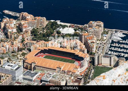 Lo Stade Louis II e il quartiere di Fontvieille con il porto di Fontvieille visto da Tete de Chien nel Principato di Monaco Foto Stock