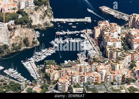 Porto di Fontvieille e porticciolo sotto Monaco Ville, vista da Tete de Chien nel Principato di Monaco Foto Stock