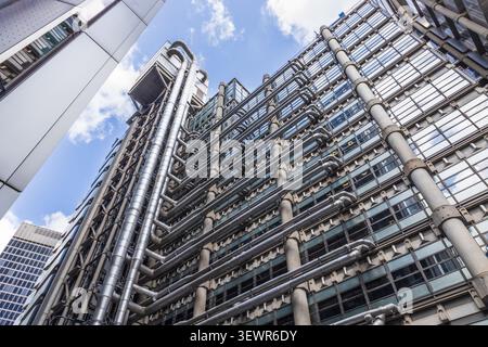 Vista dall'angolo basso dell'edificio Lloyd's a Londra Foto Stock