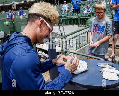 Milwaukee, Stati Uniti. 28 giugno 2026. L'interbase dei Milwaukee Brewers Joey Ortiz firma autografi per i tifosi prima dell'inizio della partita della MLB tra i Chicago Cubs e i Milwaukee Brewers all'American Family Field di Milwaukee, Wisconsin, domenica 28 giugno 2026. Foto di Tannen Maury/UPI credito: UPI/Alamy Live News Foto Stock