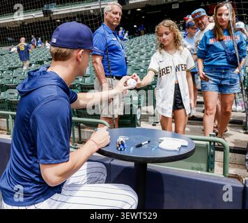 Milwaukee, Stati Uniti. 28 giugno 2026. L'interbase dei Milwaukee Brewers Cooper Pratt firma autografi per i tifosi prima dell'inizio della partita della MLB tra i Chicago Cubs e i Milwaukee Brewers all'American Family Field di Milwaukee, Wisconsin, domenica 28 giugno 2026. Foto di Tannen Maury/UPI credito: UPI/Alamy Live News Foto Stock