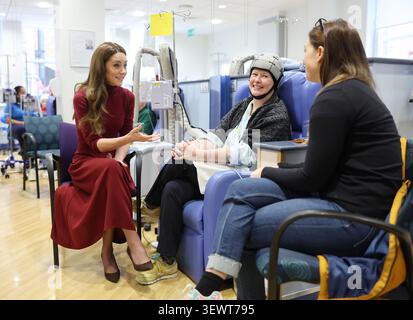 File photo dated 14/01/25 of The Princess of Wales talks with Katherine Field during a visit to the Royal Marsden Hospital, London, where she received her cancer treatment, to personally thank staff for her care. The Princess of Wales has completed the Three Peaks Challenge in a surprise feat of endurance to raise money for a cancer charity and "explore life beyond diagnosis". Issue date: Sunday June 28, 2026. Foto Stock