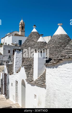 Case in pietra coniche con trulli tradizionali, Alberobello, Puglia, Italia Foto Stock