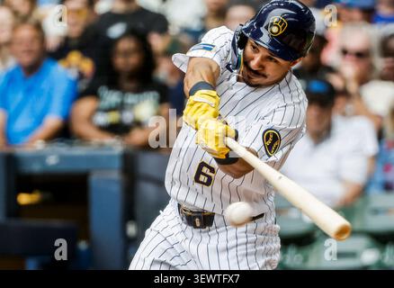 Milwaukee, Stati Uniti. 28 giugno 2026. David Hamilton, terza base dei Milwaukee Brewers, batte un singolo nel terzo inning della partita MLB tra i Chicago Cubs e i Milwaukee Brewers all'American Family Field di Milwaukee, Wisconsin, domenica 28 giugno 2026. Foto di Tannen Maury/UPI credito: UPI/Alamy Live News Foto Stock