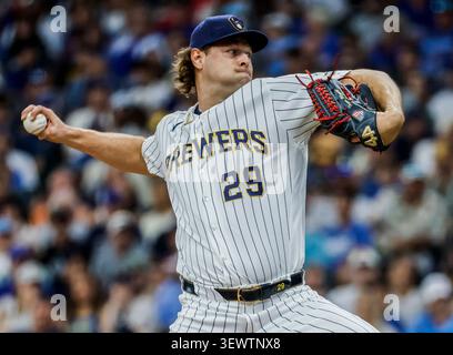 Milwaukee, Stati Uniti. 28 giugno 2026. Il lanciatore di rilievo dei Milwaukee Brewers Trevor Megill lancia nel nono inning della partita MLB tra i Chicago Cubs e i Milwaukee Brewers all'American Family Field di Milwaukee, Wisconsin, domenica 28 giugno 2026. Foto di Tannen Maury/UPI credito: UPI/Alamy Live News Foto Stock