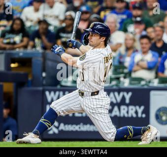 Milwaukee, Stati Uniti. 28 giugno 2026. l'esterno destro dei Milwaukee Brewers Sal Frelick batté un singolo nel nono inning della partita MLB tra i Chicago Cubs e i Milwaukee Brewers all'American Family Field di Milwaukee, Wisconsin, domenica 28 giugno 2026. Foto di Tannen Maury/UPI credito: UPI/Alamy Live News Foto Stock