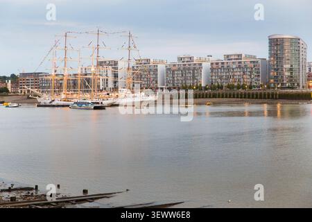 Documenta le operazioni dei Tamigi Clippers a fianco della nave, ormeggiata a Enderby Wharf sul Tamigi a Londra. Foto Stock