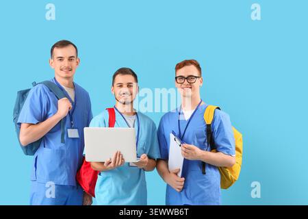 Studenti di medicina maschile su sfondo blu Foto Stock