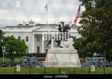 Washington, DC, USA. 28 giugno 2026. Cannon ora circonda la statua di Andrew Jackson a Lafayette Park dopo che sono stati restituiti dopo un restauro pluriennale il 28 giugno 2026. Il presidente Trump ha ordinato una ristrutturazione del parco che si trova dall'altra parte della strada rispetto alla Casa Bianca all'inizio di quest'anno e che probabilmente aprirà per le celebrazioni del 4 luglio. (Immagine di credito: © Andrew Leyden/ZUMA Press Wire) SOLO PER USO EDITORIALE! Non per USO commerciale! Foto Stock