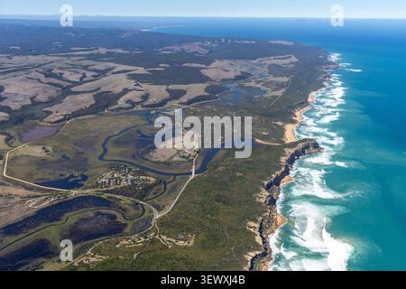 Vista aerea delle scogliere costiere, delle spiagge sabbiose e degli estuari poco profondi a Princetown, Great Ocean Road, Victoria, Australia Foto Stock