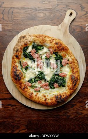 Pizza artigianale con formaggio, polpette ed erbe aromatiche isolate. Foto Stock