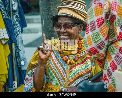 Una donna anziana alla moda all'Odunde Festival di Philadelphia Foto Stock