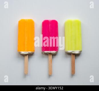 Tre coloratissimi papaveri luminosi di fila su sfondo bianco. Foto Stock