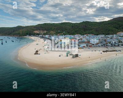 Vista droni della costa sabbiosa, del villaggio sul mare e delle verdi colline di Eo Gio, Quy Nhon, Gia Lai, Vietnam. Foto Stock