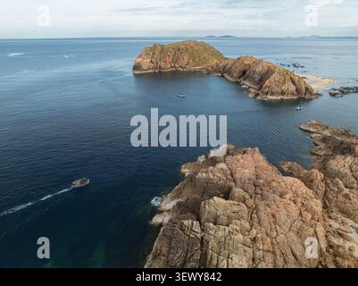 Veduta aerea della costa rocciosa e del mare blu calmo a Eo Gio, Quy Nhon, Gia Lai, Vietnam, con ex riferimento a Binh Dinh. Foto Stock