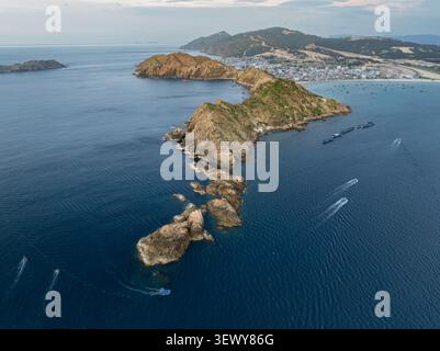 Vista droni della penisola rocciosa di Eo Gio e del mare blu vicino a Quy Nhon, Gia Lai, Vietnam, con Binh Dinh come ex provincia. Foto Stock