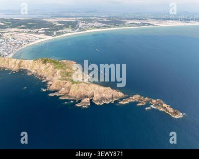 Vista dal droni della costa rocciosa di Eo Gio e del mare blu vicino a Quy Nhon, Gia Lai, Vietnam, con l'ex provincia di Binh Dinh. Foto Stock
