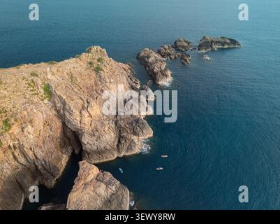 Vista aerea delle scogliere rocciose e del mare blu calmo a Eo Gio, Quy Nhon, Gia Lai, costa del Vietnam. Foto Stock