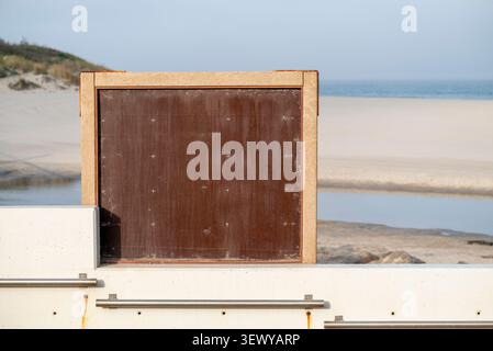 C'era un cartello rustico in piedi vuoto accanto a un passaggio pedonale con accesso alla spiaggia Foto Stock