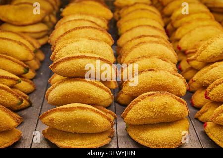 Empanadillas tradizionali spagnole pastose in tapas bar a Madrid. Foto Stock
