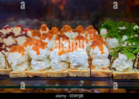 Stuzzichini spagnoli tradizionali al tapas bar di Madrid. Foto Stock