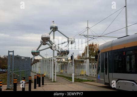 Tram di Bruxelles alla stazione di Heysel con l'Atomium sullo sfondo, Belgio Foto Stock