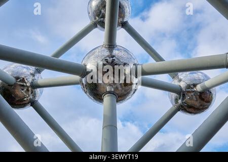 Vista architettonica ravvicinata delle sfere e dei tubi di connessione dell'Atomium a Bruxelles, Belgio Foto Stock