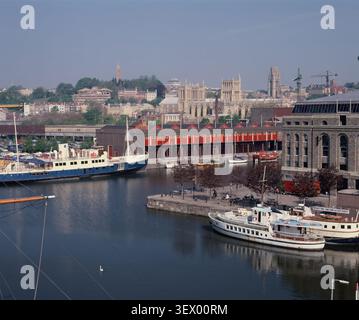 Regno Unito. Inghilterra. Porto di Bristol con il bar galleggiante MV Lochiel. Foto 1980S.. Foto Stock