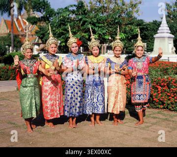 Thailandia. Bangkok. Wat Arun. Gruppo di giovani ballerine che posano nei giardini. Foto Stock