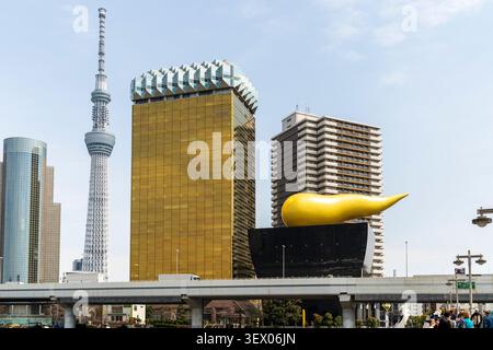 Il Tokyo Skytree si vedeva da Asakusa con il quartier generale della birra Asahi e la birreria Asahi con la birreria nera e la fiamma dorata in primo piano. Foto Stock