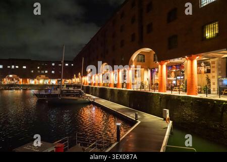 Albert Dock di notte, Liverpool, Inghilterra Foto Stock