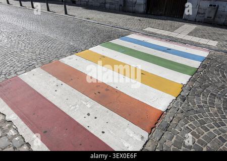 Zebra colorata su lastricati senza pedoni, Liegi, provincia di Liegi, Belgio Foto Stock