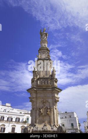 La guglia di Sant'Oronzo è una colonna dedicata a Sant'Oronzio di Lecce, situata nel cuore di Ostuni, tra la piazza principale della città, Piazza Foto Stock